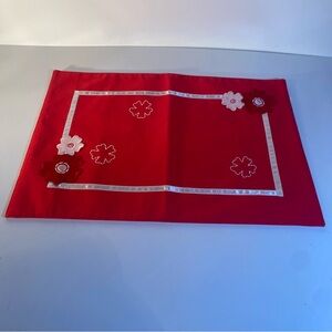 Set Of 2 Home Studio Flower Appliqué Flowers White Ribbon Border Red Placemats